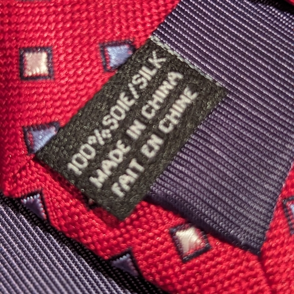 Beautiful red Izod geometric power tie - Picture 3 of 3